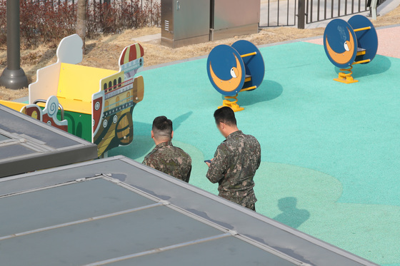 軍 당국 '탄두 의심 물체' 날아든 놀이터 조사