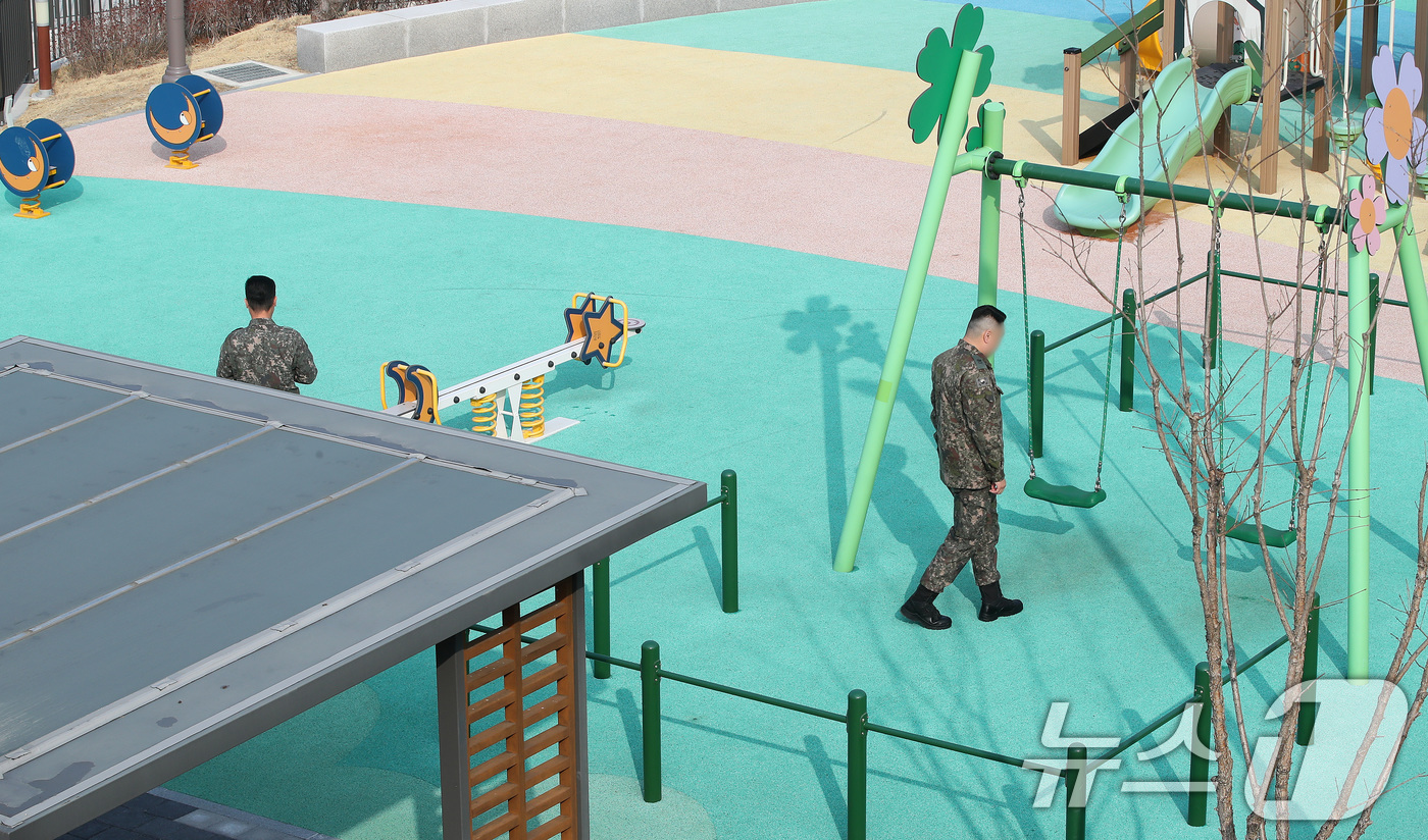 (대구=뉴스1) 공정식 기자 = 17일 오전 대구 북구 한 초등학교 인근 놀이터에서 군 관계자들이 전날 오후 초등학생 A 양이 탄두로 의심되는 물체에 맞아 목 아래 부위를 다친 사 …