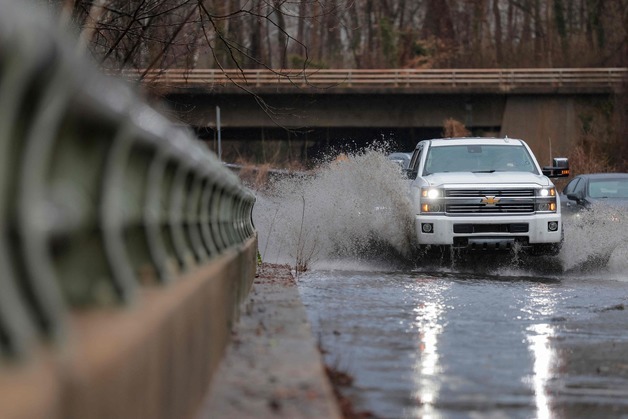美 동부 토네이도 경보, 중서부 눈폭풍…항공편 3500여편 취소