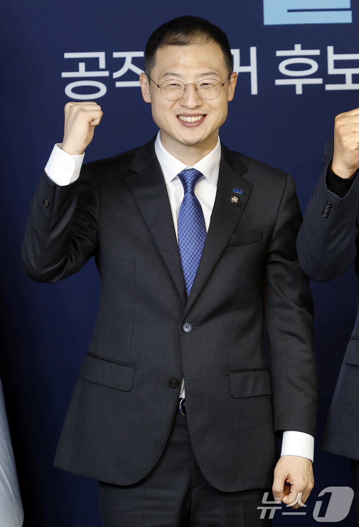 (서울=뉴스1) 박정호 기자 = 17일 서울 여의도 더불어민주당 중앙당사에서 열린 울산광역시장 공직선거 후보자 선출을 위한 본경선 합동연설회에서 김상욱 후보가 기념 촬영을 하고 있 …