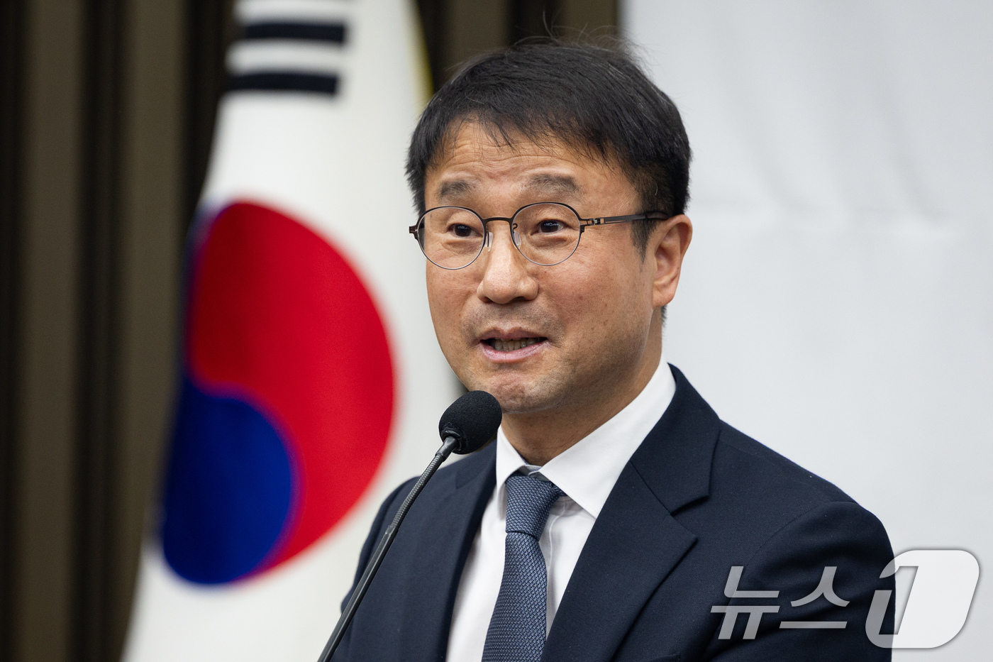 (서울=뉴스1) 유승관 기자 = 한병도 더불어민주당 원내대표가 17일 서울 여의도 국회에서 열린 의원총회에서 모두 발언을 하고 있다. 2026.3.17/뉴스1