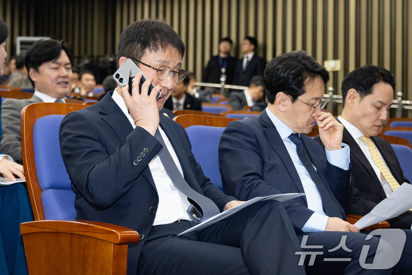 (서울=뉴스1) 유승관 기자 = 한병도 더불어민주당 원내대표가 17일 서울 여의도 국회에서 열린 의원총회에서 통화하고 있다. 2026.3.17/뉴스1