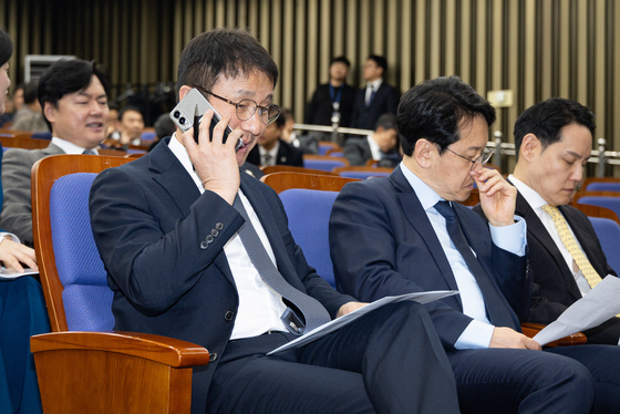 통화하는 한병도 원내대표
