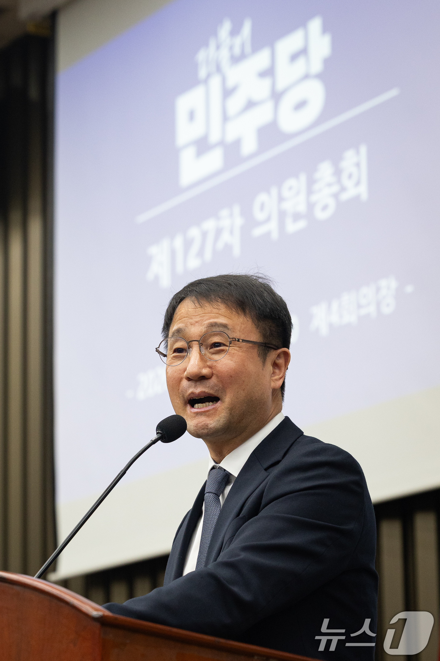 (서울=뉴스1) 유승관 기자 = 한병도 더불어민주당 원내대표가 17일 서울 여의도 국회에서 열린 의원총회에서 모두 발언을 하고 있다. 2026.3.17/뉴스1