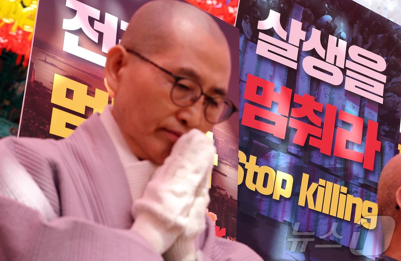 (서울=뉴스1) 김성진 기자 = 대한불교조계종 사회노동위원회 관계자들이 17일 서울 종로구 조계사에서 평화를 위한 오체투지에 앞서 기자회견을 하고 있다. 2026.3.17/뉴스1