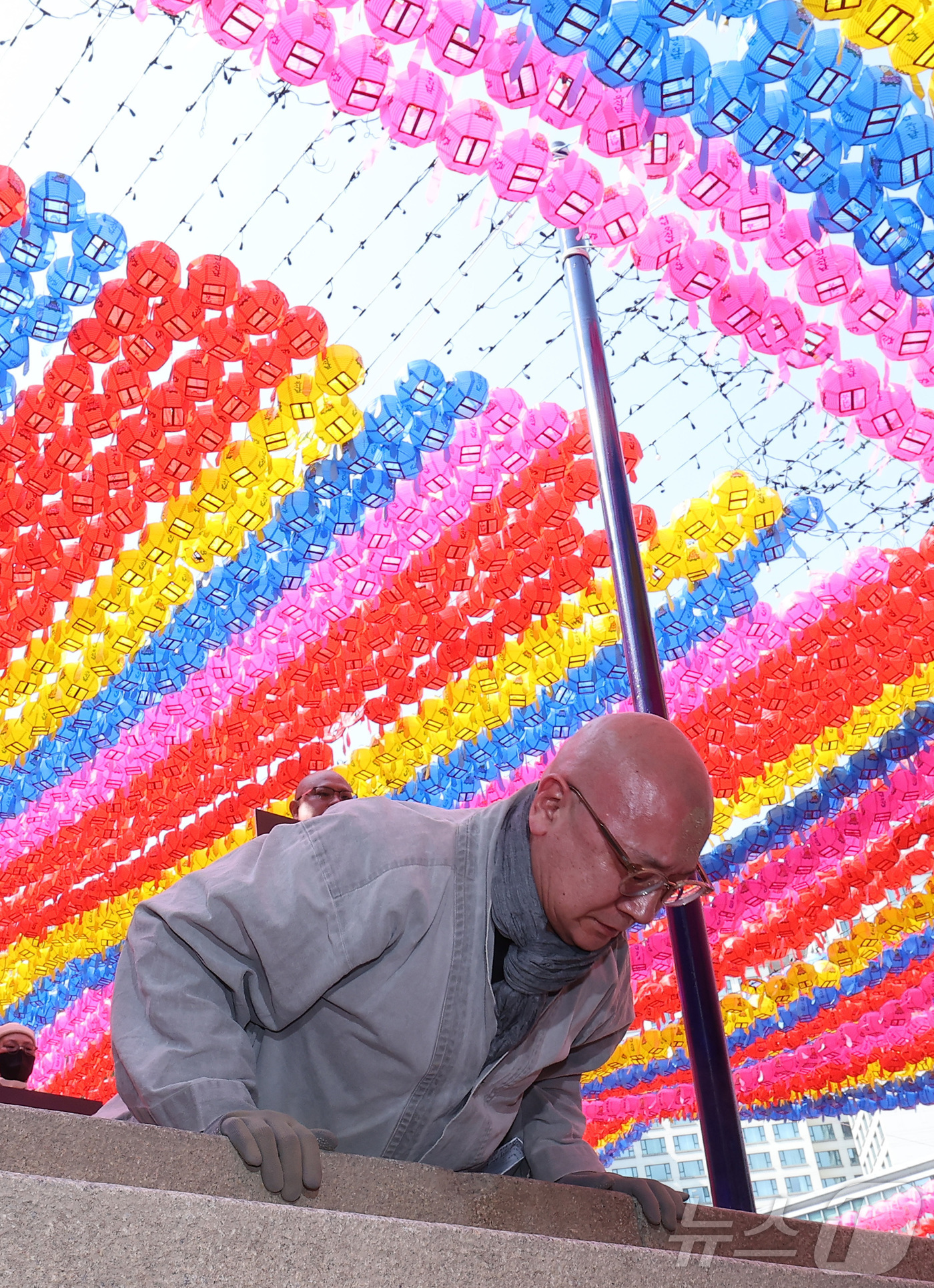 (서울=뉴스1) 김성진 기자 = 대한불교조계종 사회노동위원회 관계자들이 17일 서울 종로구 조계사에서 평화를 위한 오체투지를 하고 있다. 2026.3.17/뉴스1