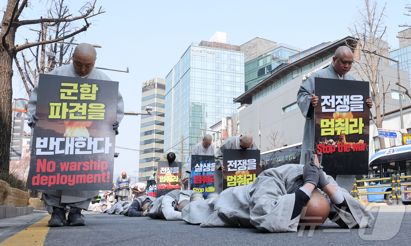 (서울=뉴스1) 김성진 기자 = 대한불교조계종 사회노동위원회 관계자들이 17일 서울 종로구 조계사에서 평화를 위한 오체투지를 하고 있다. 2026.3.17/뉴스1