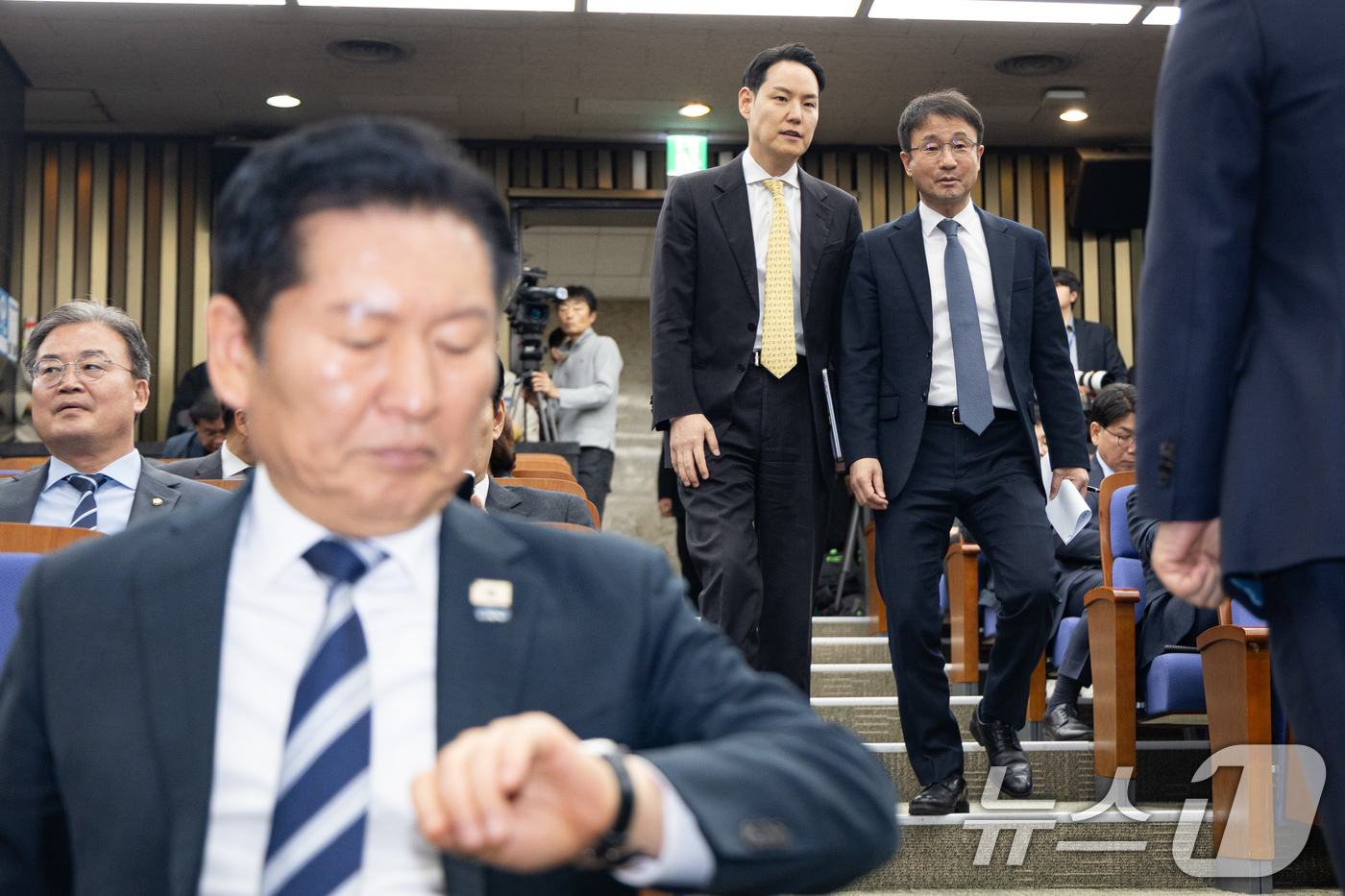 (서울=뉴스1) 유승관 기자 = 한병도 더불어민주당 원내대표와 김한규 원내정책수석부대표가 17일 서울 여의도 국회에서 열린 의원총회에 참석하며 대화하고 있다. 왼쪽 앞은 정청래 대 …