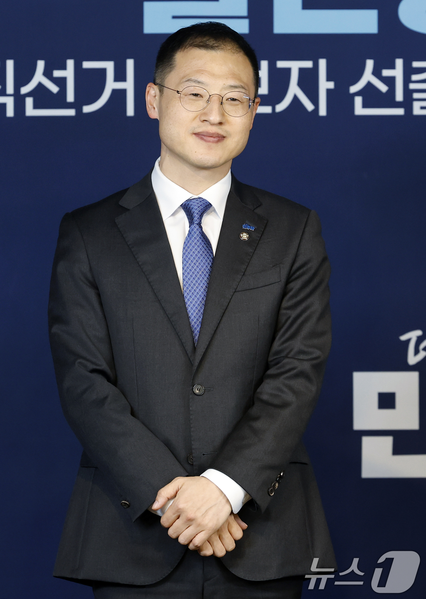 (서울=뉴스1) 박정호 기자 = 김상욱 후보가 17일 서울 여의도 더불어민주당 중앙당사에서 열린 울산광역시장 공직선거 후보자 선출을 위한 본경선 합동연설회에서 기념 촬영을 하고 있 …