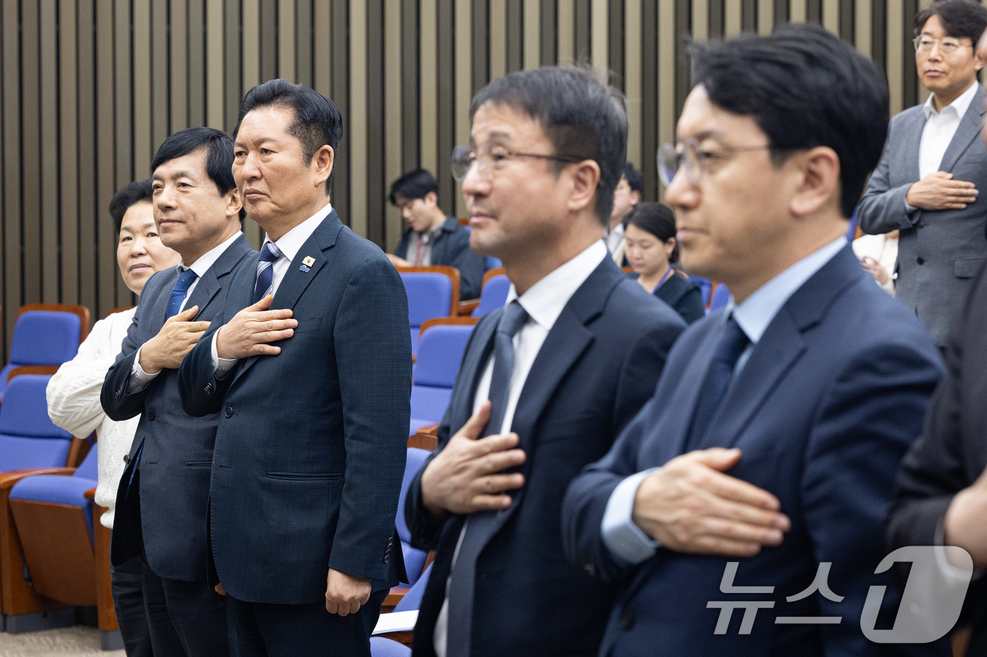 (서울=뉴스1) 유승관 기자 = 정청래 더불어민주당 대표를 비롯한 지도부가 17일 서울 여의도 국회에서 열린 의원총회에서 국민의례를 하고 있다. 2026.3.17/뉴스1