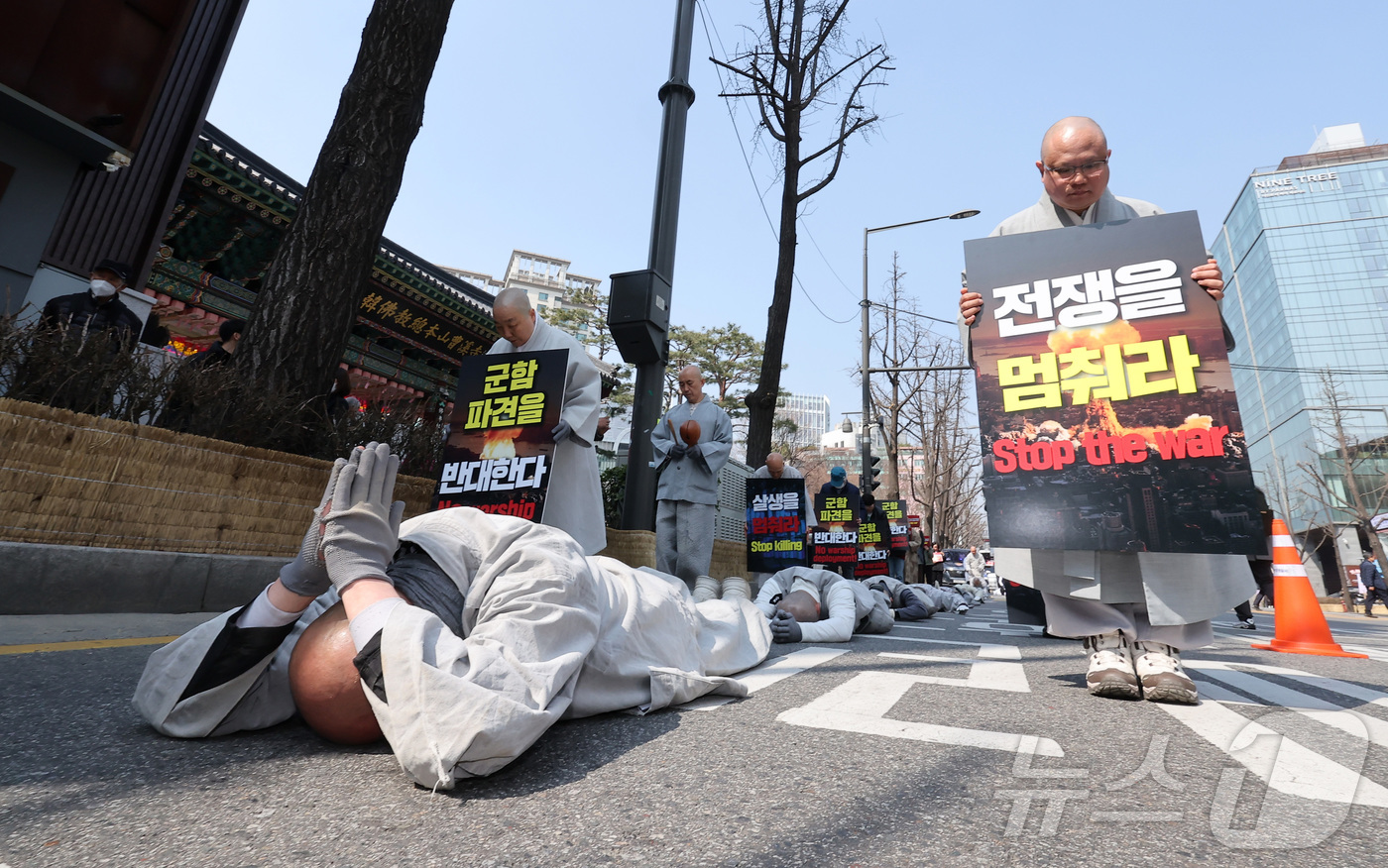 (서울=뉴스1) 김성진 기자 = 대한불교조계종 사회노동위원회 관계자들이 17일 서울 종로구 조계사에서 평화를 위한 오체투지를 하고 있다. 2026.3.17/뉴스1