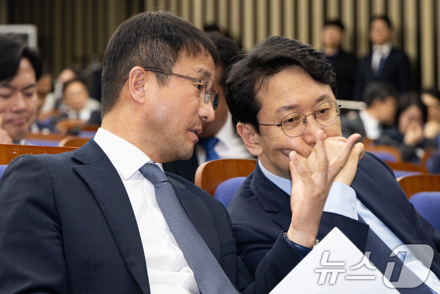 (서울=뉴스1) 유승관 기자 = 한병도 더불어민주당 원내대표와 천준호 원내운영수석부대표가 17일 서울 여의도 국회에서 열린 의원총회에서 대화하고 있다. 2026.3.17/뉴스1
