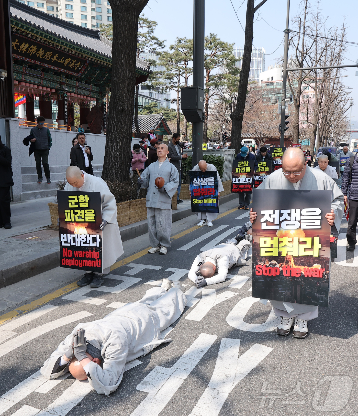 (서울=뉴스1) 김성진 기자 = 대한불교조계종 사회노동위원회 관계자들이 17일 서울 종로구 조계사에서 평화를 위한 오체투지를 하고 있다. 2026.3.17/뉴스1
