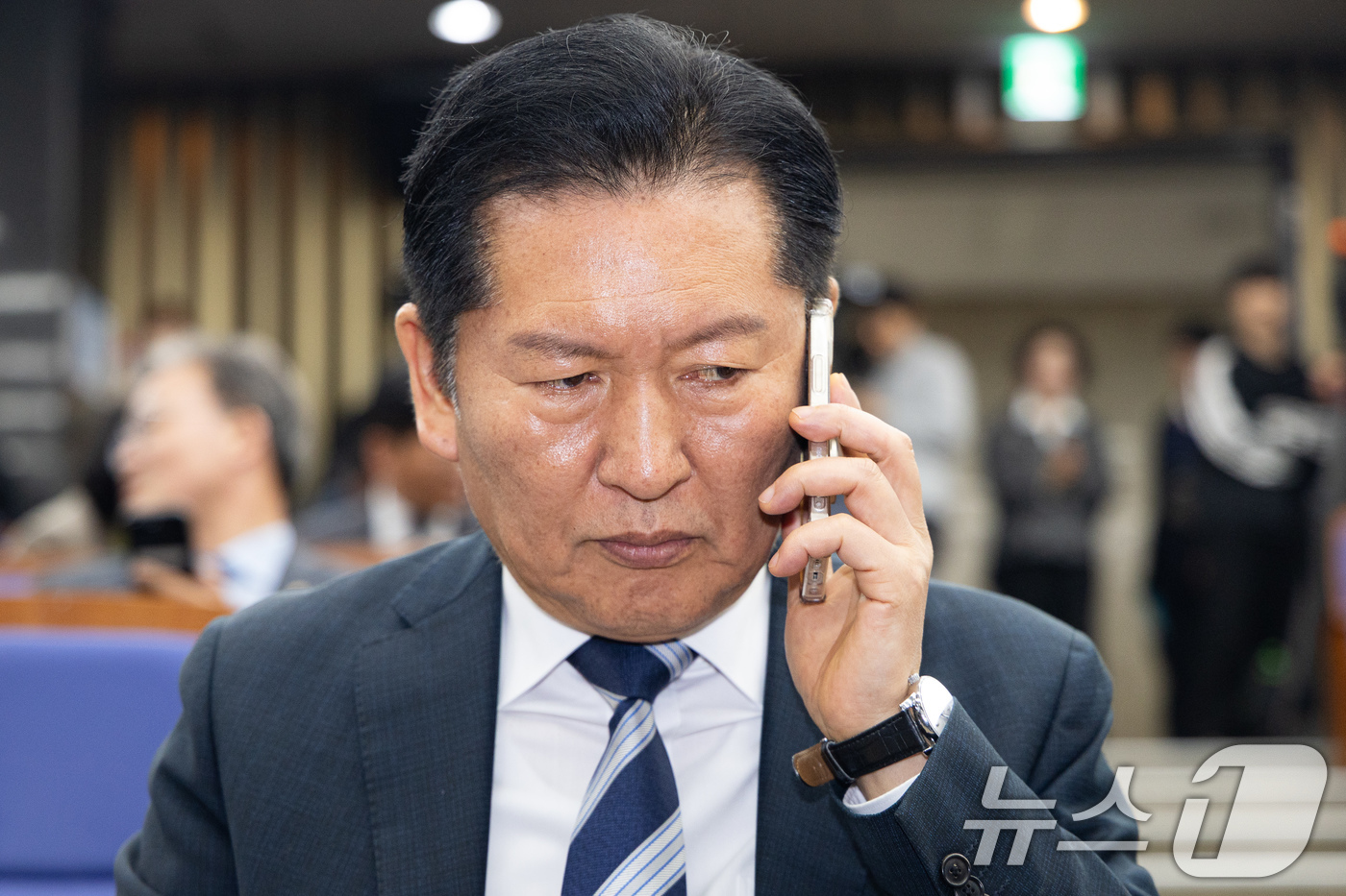 (서울=뉴스1) 유승관 기자 = 정청래 더불어민주당 대표가 17일 서울 여의도 국회에서 열린 의원총회에서 통화하고 있다. 2026.3.17/뉴스1
