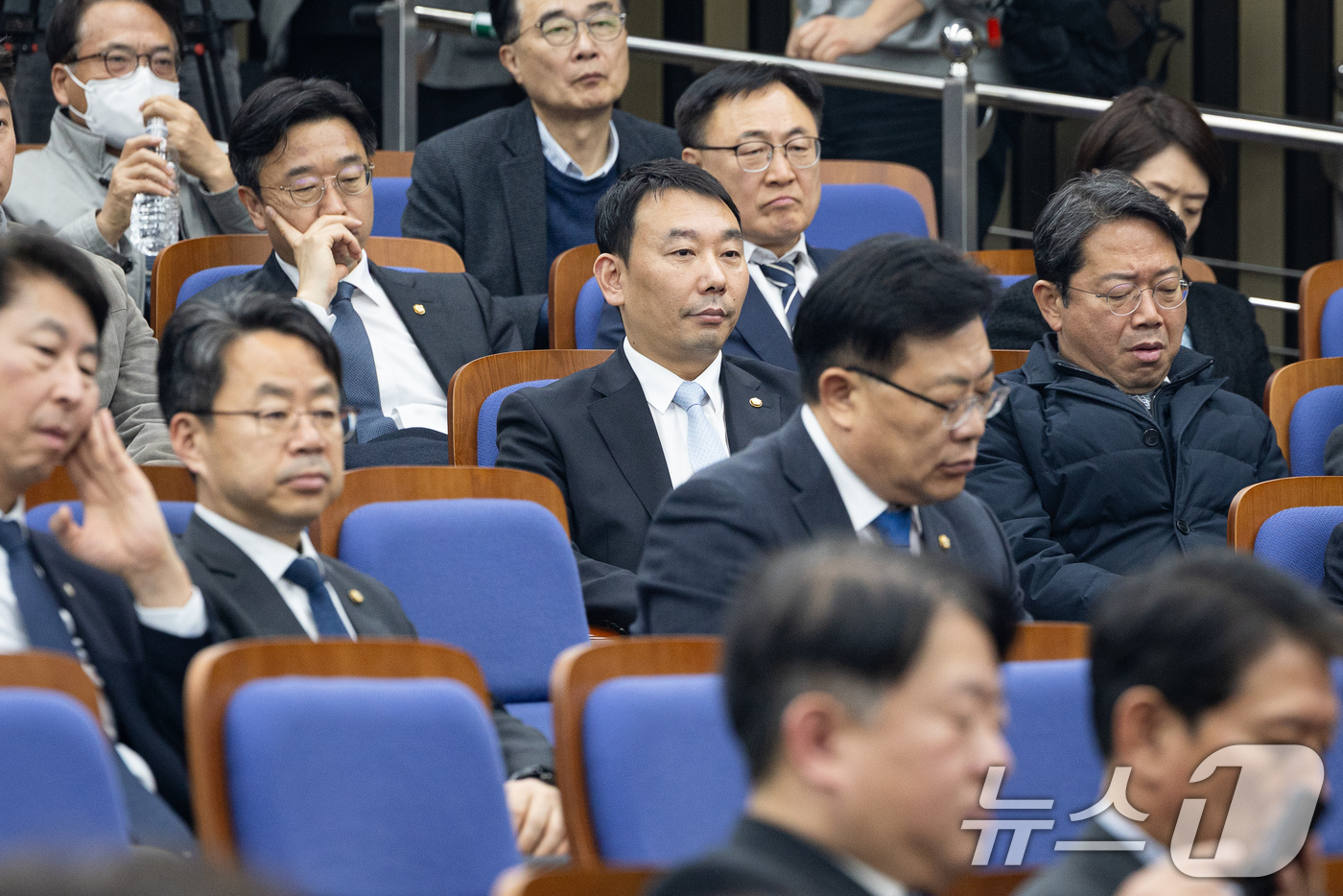 (서울=뉴스1) 유승관 기자 = 김용민 국회 법제사법위원회 더불어민주당 간사가 17일 서울 여의도 국회에서 열린 더불어민주당 의원총회에서 정청래 대표의 모두 발언을 경청하고 있다. …