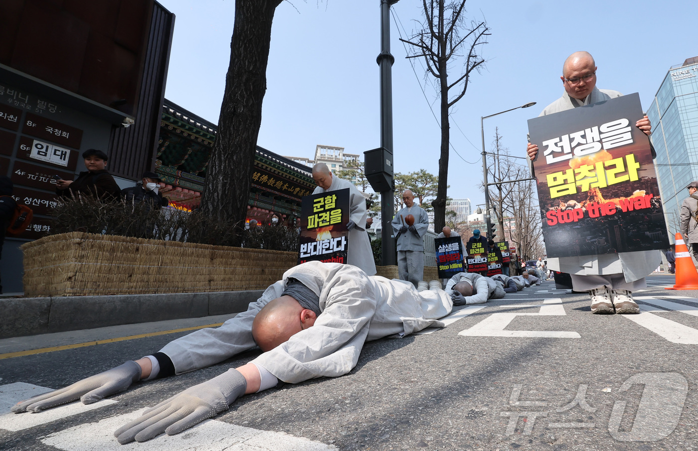 (서울=뉴스1) 김성진 기자 = 대한불교조계종 사회노동위원회 관계자들이 17일 서울 종로구 조계사에서 평화를 위한 오체투지를 하고 있다. 2026.3.17/뉴스1