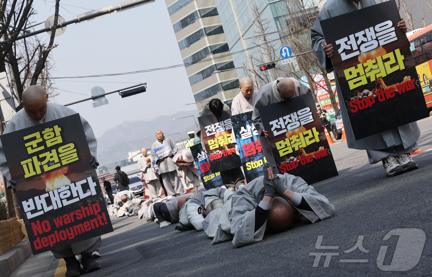 (서울=뉴스1) 김성진 기자 = 대한불교조계종 사회노동위원회 관계자들이 17일 서울 종로구 조계사에서 평화를 위한 오체투지를 하고 있다. 2026.3.17/뉴스1