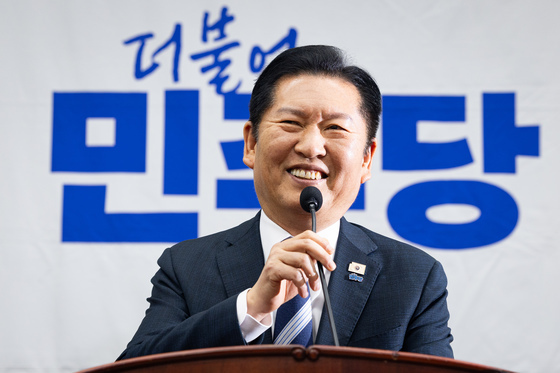 미소 짓는 정청래 민주당 대표