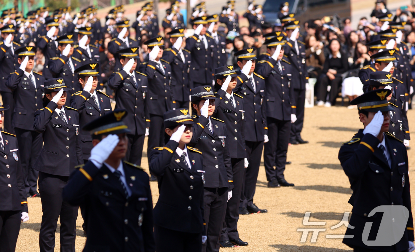 (아산=뉴스1) 이재명 기자 = 17일 충남 아산시 경찰대학에서 열린 신임 경찰 경위·경감 임용식에서 신임 경찰관들이 거수경례를 하고 있다. (청와대통신사진기자단) 2026.3.1 …