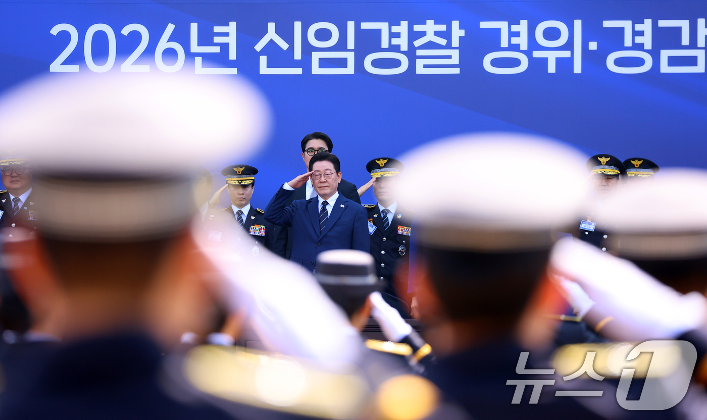 (아산=뉴스1) 이재명 기자 = 이재명 대통령이 17일 충남 아산시 경찰대학에서 열린 신임 경찰 경위·경감 임용식에서 신임 경찰관들의 경례를 받고 있다. (청와대통신사진기자단) 2 …