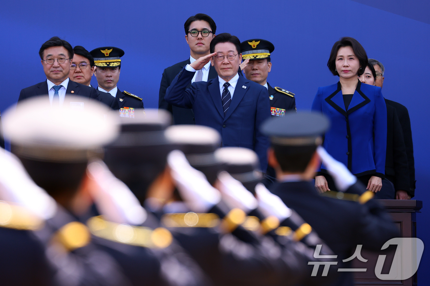 (아산=뉴스1) 이재명 기자 = 이재명 대통령이 17일 충남 아산시 경찰대학에서 열린 신임 경찰 경위·경감 임용식에서 신임 경찰관들의 경례를 받고 있다. (청와대통신사진기자단) 2 …