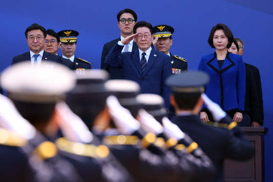 신임 경찰 경례 받는 이재명 대통령