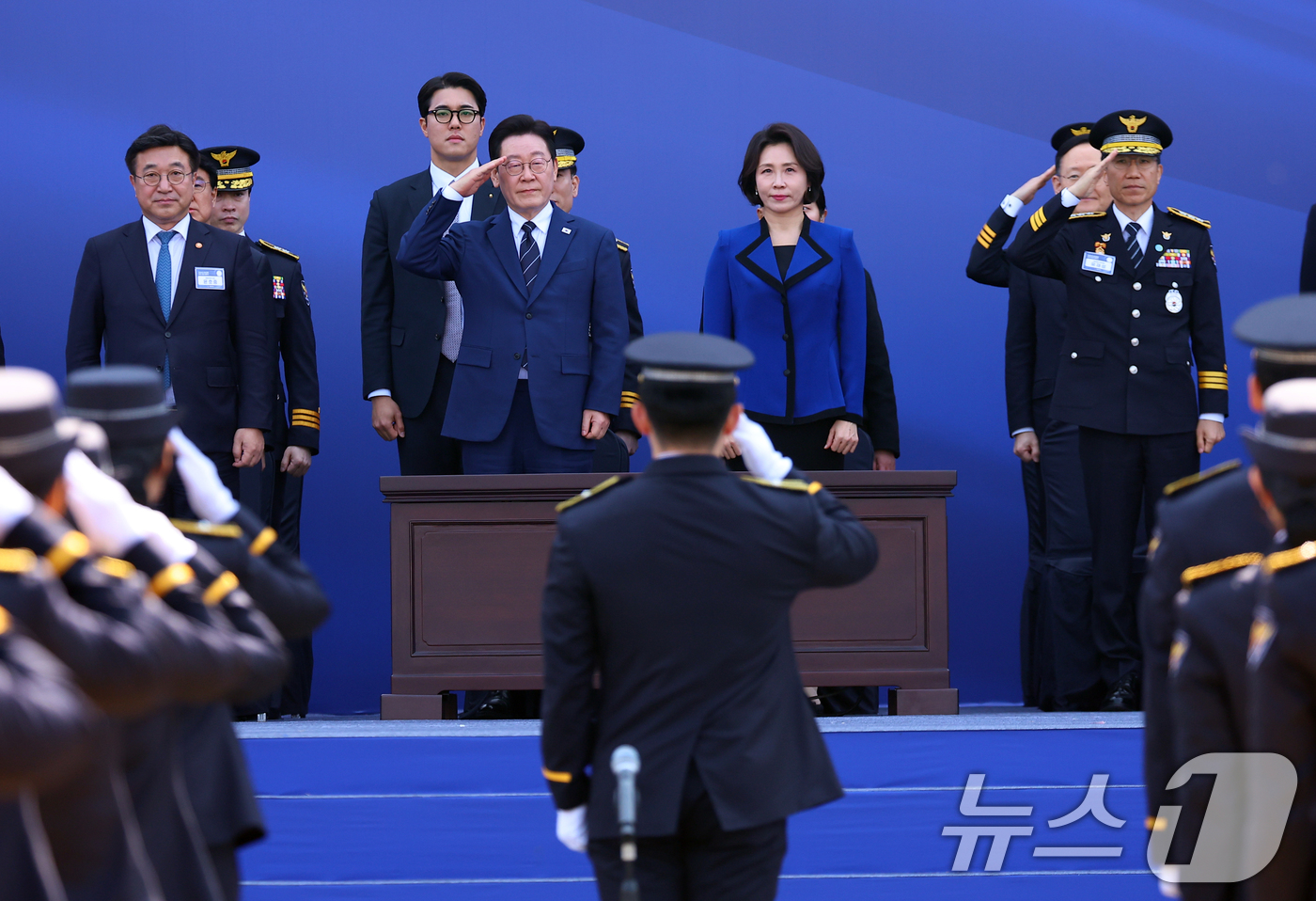 (아산=뉴스1) 이재명 기자 = 이재명 대통령이 17일 충남 아산시 경찰대학에서 열린 신임 경찰 경위·경감 임용식에서 신임 경찰관들의 경례를 받고 있다. (청와대통신사진기자단) 2 …