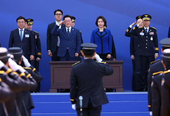 신임 경찰 경례 받는 이재명 대통령