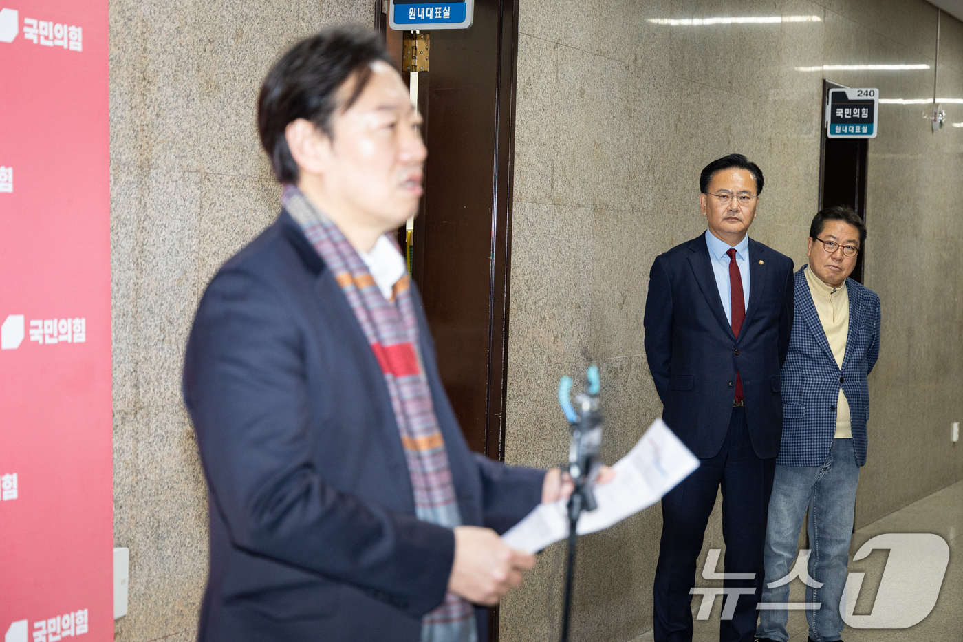 (서울=뉴스1) 유승관 기자 = 유상범 국민의힘 원내운영수석부대표가 17일 서울 여의도 국회에서 서울시장 출마를 밝히며 오세훈 서울시장의 경선 참여를 촉구하는 박수민 의원의 브리핑 …