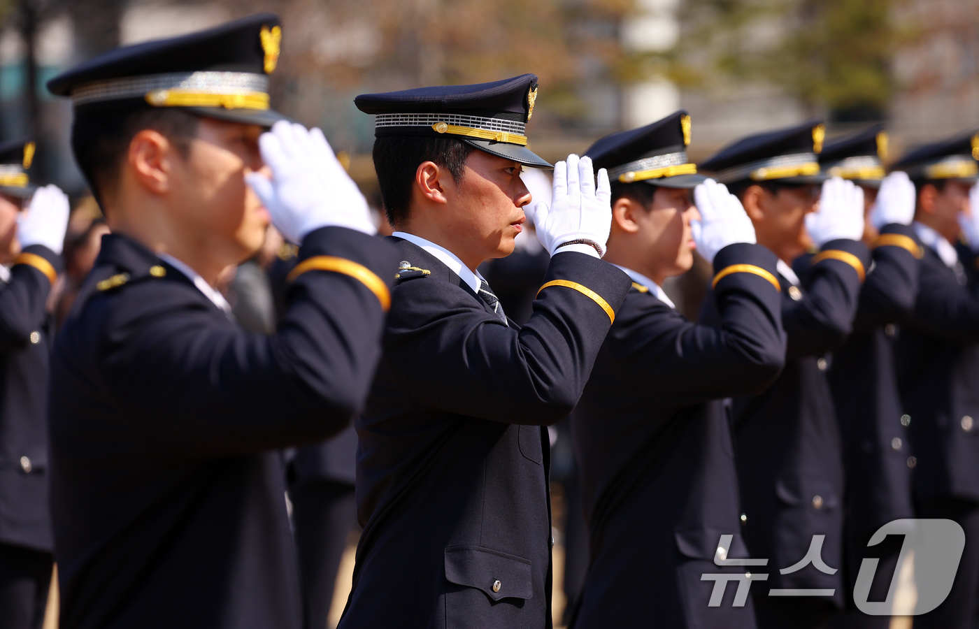 (아산=뉴스1) 이재명 기자 = 17일 충남 아산시 경찰대학에서 열린 신임 경찰 경위·경감 임용식에서 신임 경찰관들이 거수경례를 하고 있다. (청와대통신사진기자단) 2026.3.1 …