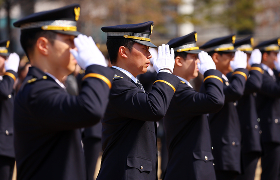 신임 경찰의 경례