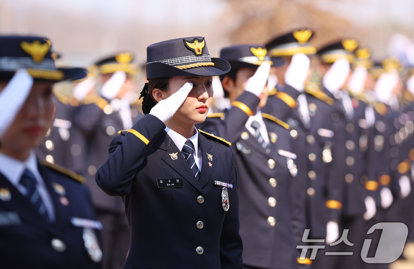 (아산=뉴스1) 이재명 기자 = 17일 충남 아산시 경찰대학에서 열린 신임 경찰 경위·경감 임용식에서 신임 경찰관들이 거수경례를 하고 있다. (청와대통신사진기자단) 2026.3.1 …