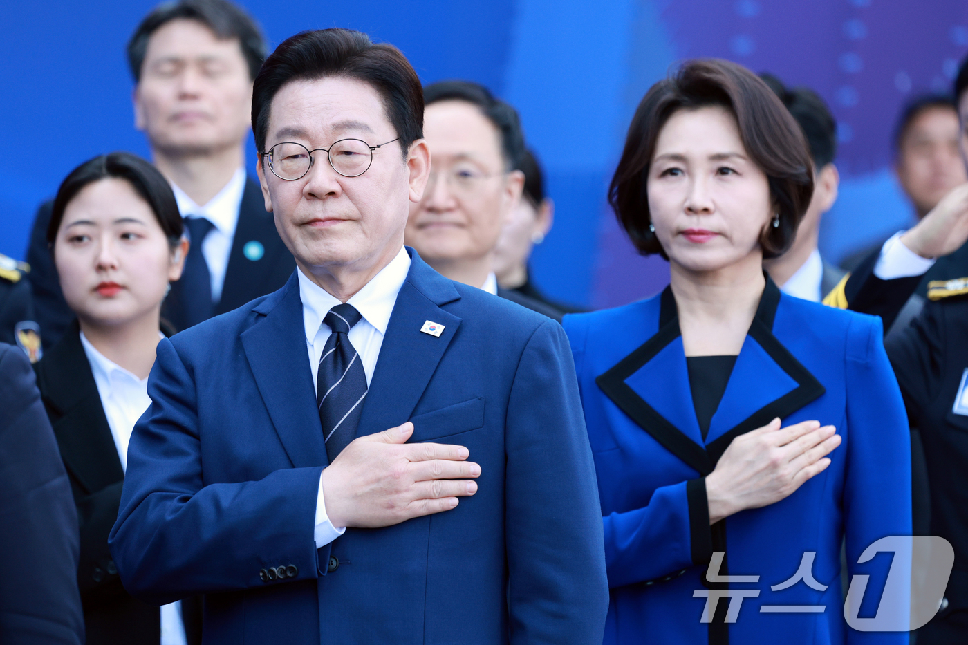 (아산=뉴스1) 허경 기자 = 이재명 대통령과 김혜경 여사가 17일 충남 아산 경찰대학 본관 앞 잔디광장에서 열린 신임 경찰 경위·경감 임용식에서 국민의례를 하고 있다. (청와대통 …