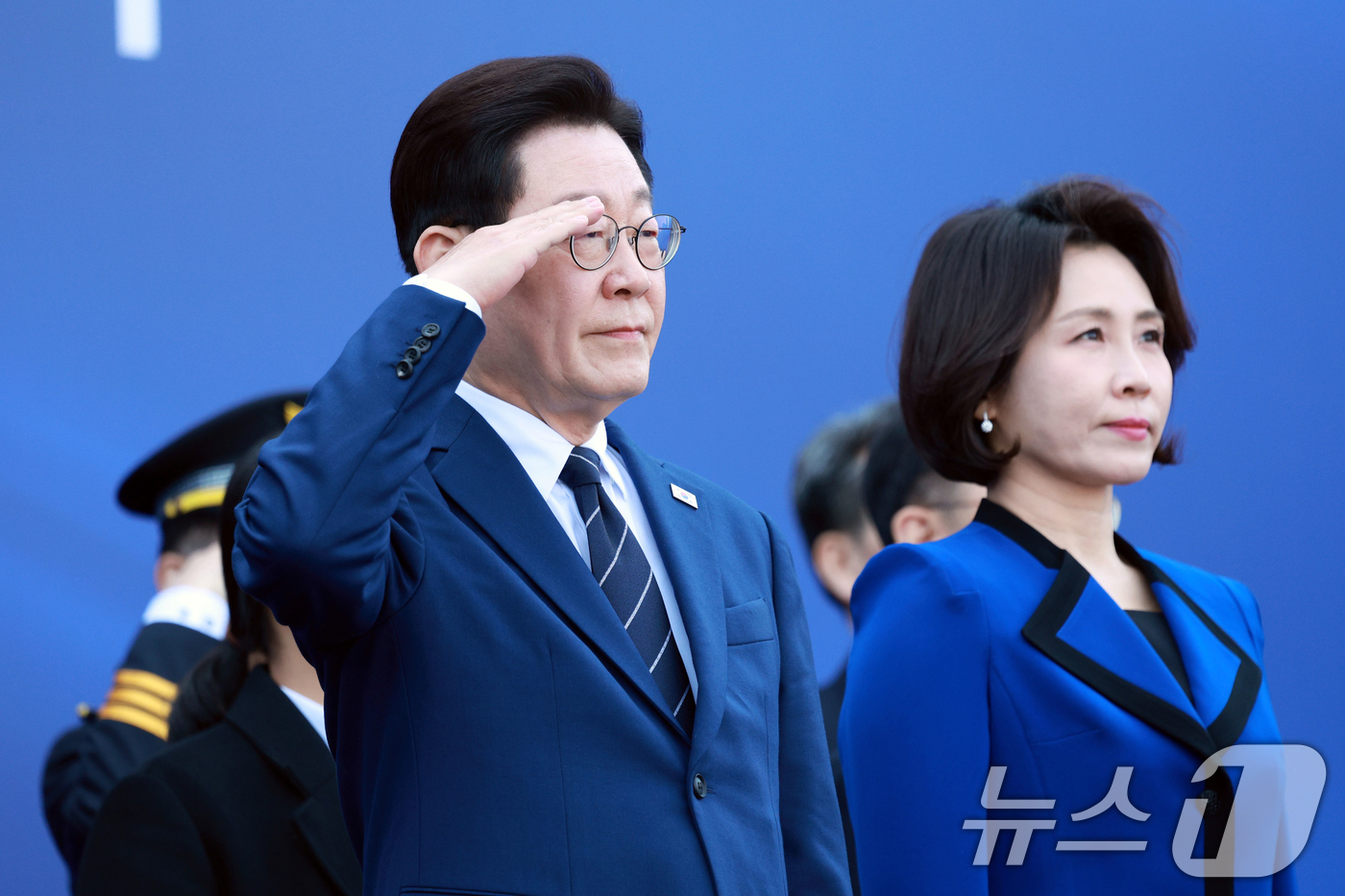 (아산=뉴스1) 허경 기자 = 이재명 대통령이 17일 충남 아산 경찰대학 본관 앞 잔디광장에서 열린 신임 경찰 경위·경감 임용식에서 거수경례를 하고 있다. (청와대통신사진기자단) …