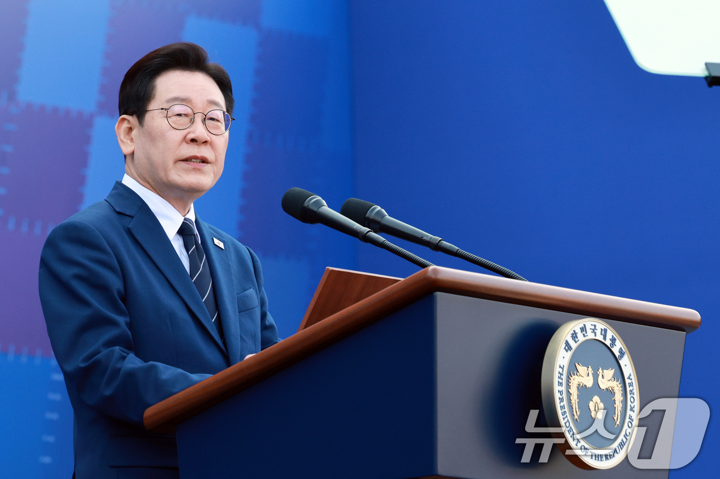 (아산=뉴스1) 허경 기자 = 이재명 대통령이 17일 충남 아산 경찰대학 본관 앞 잔디광장에서 열린 신임 경찰 경위·경감 임용식에서 축사를 하고 있다. (청와대통신사진기자단) 20 …