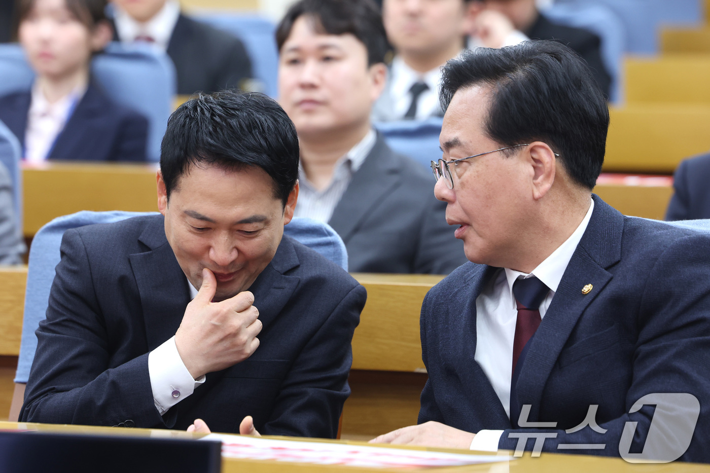 (서울=뉴스1) 신웅수 기자 = 장동혁 국민의힘 대표와 송언석 원내대표가 17일 서울 여의도 국회 의원회관에서 열린 중앙청년위원회·중앙대학생위원회·전국청년지방의원협의회 합동발대식에 …