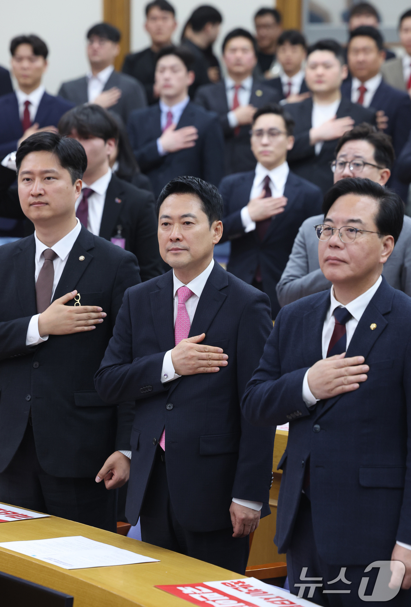 (서울=뉴스1) 신웅수 기자 = 장동혁 국민의힘 대표와 송언석 원내대표가 17일 서울 여의도 국회 의원회관에서 열린 중앙청년위원회·중앙대학생위원회·전국청년지방의원협의회 합동발대식에 …