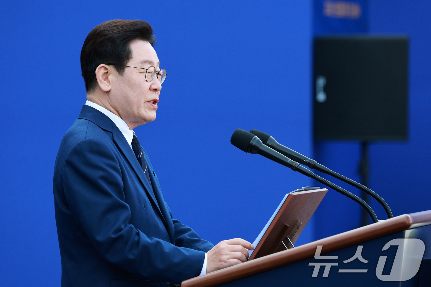 (아산=뉴스1) 허경 기자 = 이재명 대통령이 17일 충남 아산 경찰대학 본관 앞 잔디광장에서 열린 신임 경찰 경위·경감 임용식에서 축사를 하고 있다. (청와대통신사진기자단) 20 …