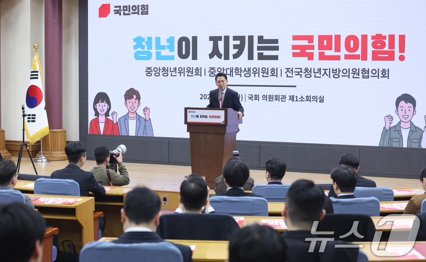 (서울=뉴스1) 신웅수 기자 = 장동혁 국민의힘 대표가 17일 서울 여의도 국회 의원회관에서 열린 중앙청년위원회·중앙대학생위원회·전국청년지방의원협의회 합동발대식에서 인사말을 하고 …