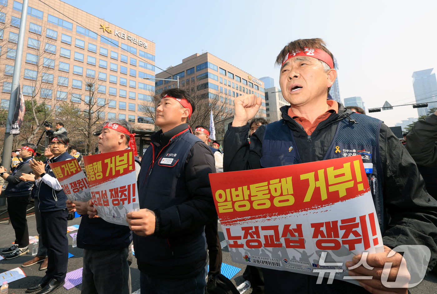 (서울=뉴스1) 이호윤 기자 = 양대노총 공공부문노동조합 공동대책위원회 회원들이 17일 서울 영등포구 국회 앞에서 열린 ‘공공부문 노정교섭 실현을 위한 양대노총 공공부문노동조합 투 …