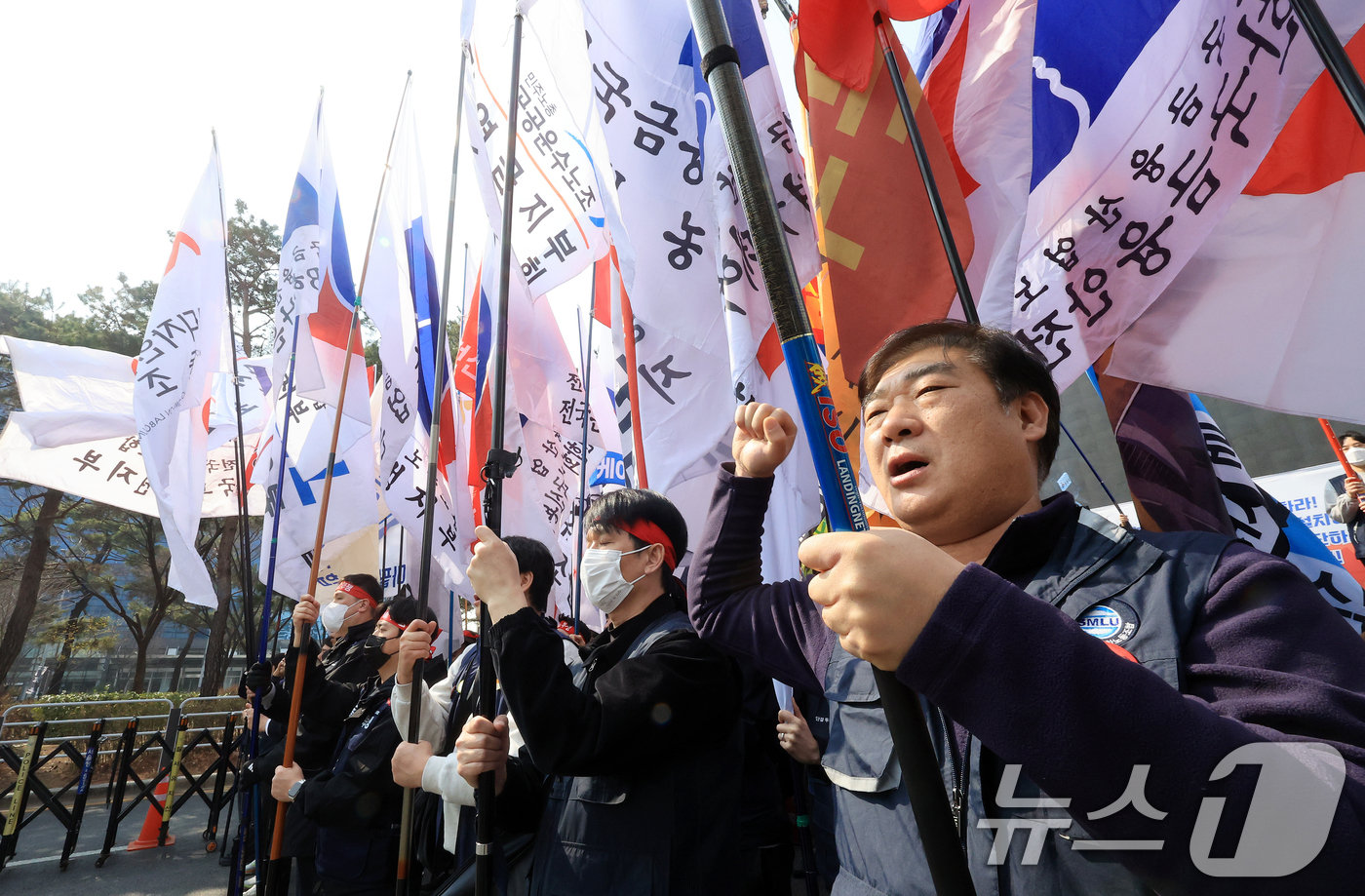 (서울=뉴스1) 이호윤 기자 = 양대노총 공공부문노동조합 공동대책위원회 회원들이 17일 서울 영등포구 국회 앞에서 열린 ‘공공부문 노정교섭 실현을 위한 양대노총 공공부문노동조합 투 …