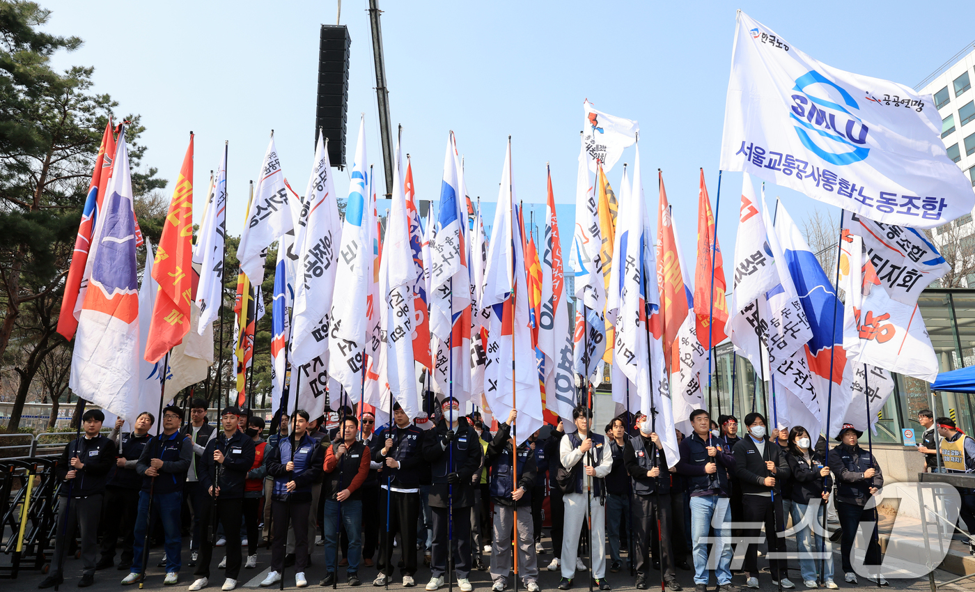 (서울=뉴스1) 이호윤 기자 = 양대노총 공공부문노동조합 공동대책위원회 회원들이 17일 서울 영등포구 국회 앞에서 열린 ‘공공부문 노정교섭 실현을 위한 양대노총 공공부문노동조합 투 …