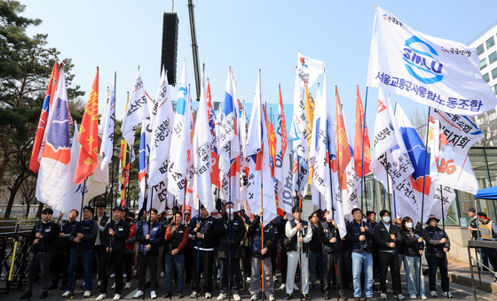 국회 앞에 모인 양대노총 공공부문노동조합 공동대책위원회 깃발들