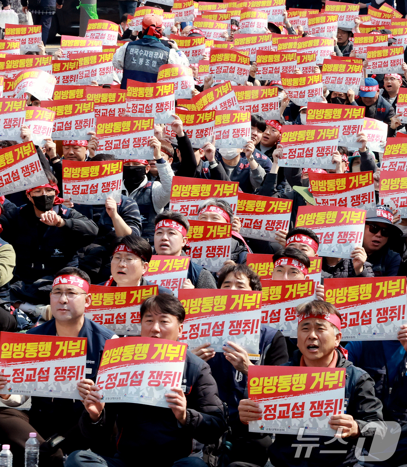 (서울=뉴스1) 이호윤 기자 = 양대노총 공공부문노동조합 공동대책위원회 회원들이 17일 서울 영등포구 국회 앞에서 열린 ‘공공부문 노정교섭 실현을 위한 양대노총 공공부문노동조합 투 …