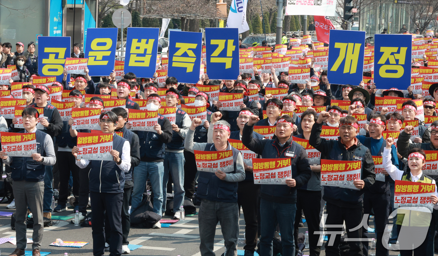 (서울=뉴스1) 이호윤 기자 = 김동명 한국노동조합총연맹 위원장과 양경수 민주노동조합총연맹 위원장 등 양대노총 공공부문노동조합 공동대책위원회 회원들이 17일 서울 영등포구 국회 앞 …