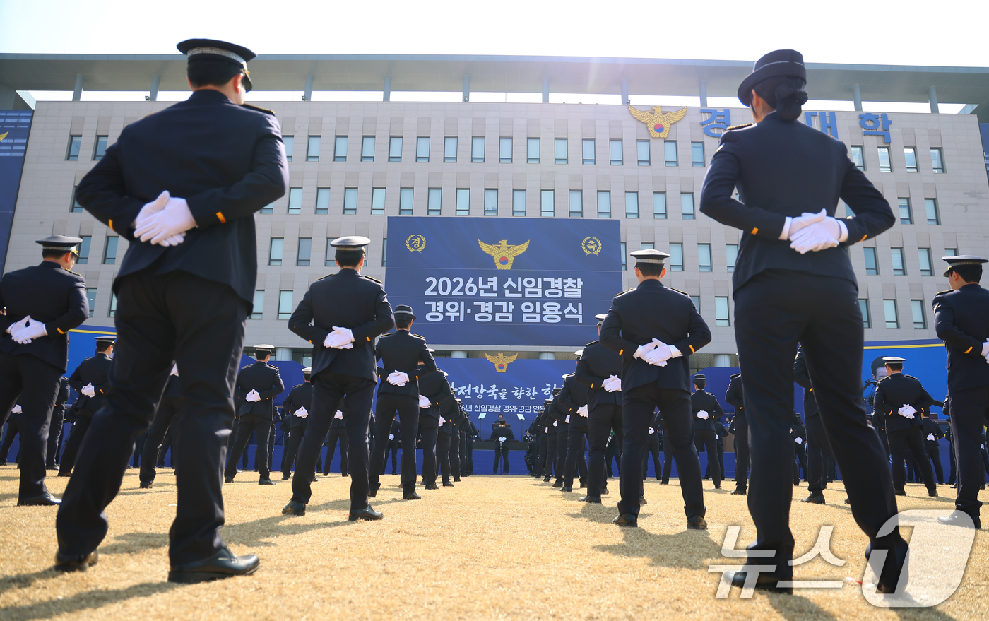 (아산=뉴스1) 이재명 기자 = 이재명 대통령이 17일 충남 아산시 경찰대학에서 열린 신임 경찰 경위·경감 임용식에서 축사를 하고 있다. (청와대통신사진기자단) 2026.3.17/ …