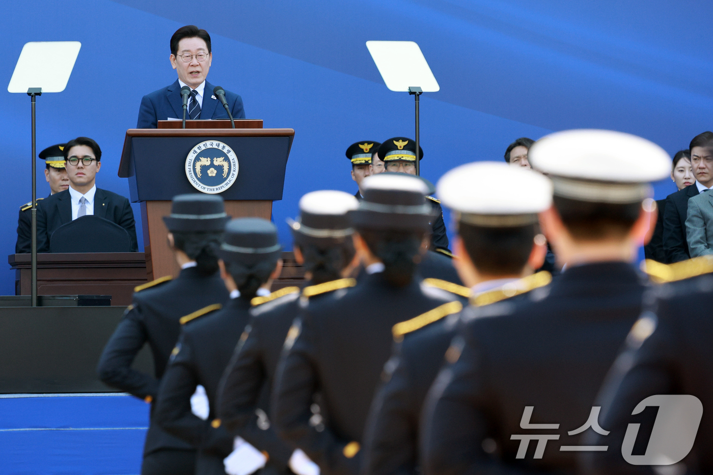 (아산=뉴스1) 허경 기자 = 이재명 대통령이 17일 충남 아산 경찰대학 본관 앞 잔디광장에서 열린 신임 경찰 경위·경감 임용식에서 축사를 하고 있다. (청와대통신사진기자단) 20 …