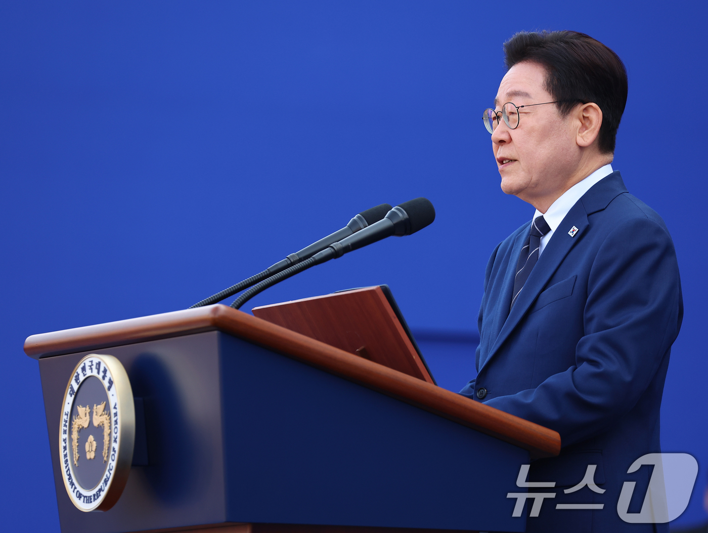 (아산=뉴스1) 이재명 기자 = 이재명 대통령이 17일 충남 아산시 경찰대학에서 열린 신임 경찰 경위·경감 임용식에서 축사를 하고 있다. (청와대통신사진기자단) 2026.3.17/ …