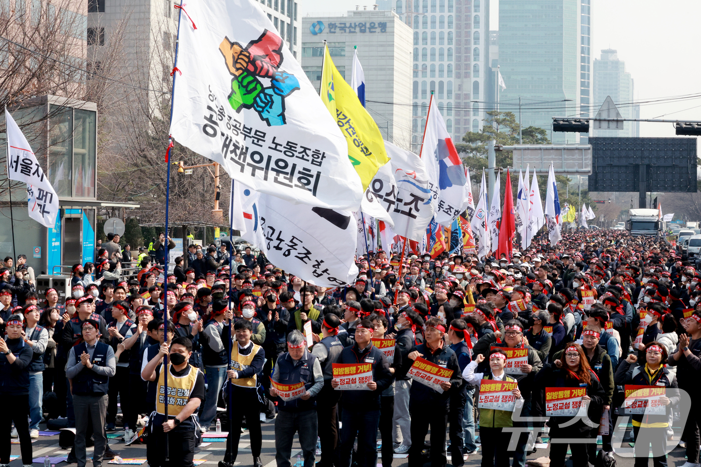 (서울=뉴스1) 이호윤 기자 = 양대노총 공공부문노동조합 공동대책위원회 회원들이 17일 서울 영등포구 국회 앞에서 열린 ‘공공부문 노정교섭 실현을 위한 양대노총 공공부문노동조합 투 …
