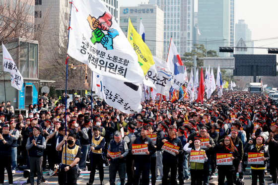 깃발들고 입장하는 양대노총 공공부문노동조합 기수들